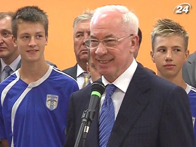 Азаров: Ажіотажу навколо доларів немає Азаров: Ажіотажу навколо доларів немає