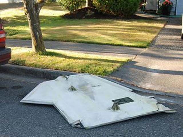 В США часть обшивки самолета упала на жилой квартал В США часть обшивки самолета упала на жилой квартал