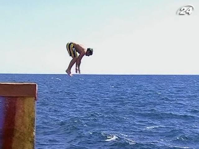 В Ялте провели чемпионат по прыжкам в воду в семейных трусах