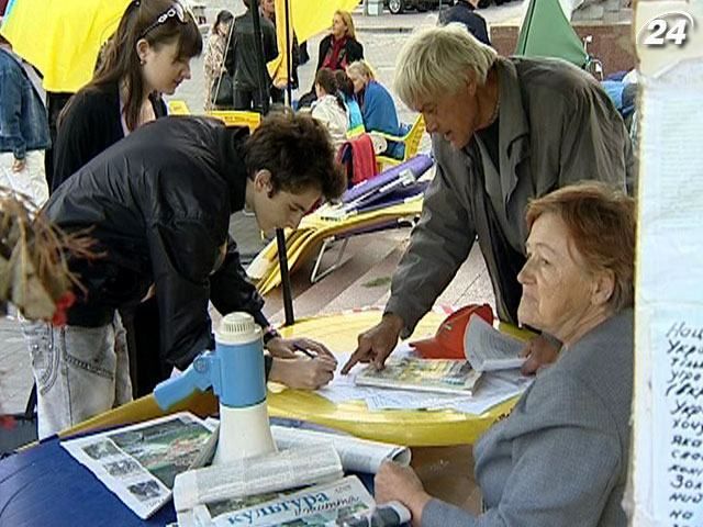 Защитники языка продолжают протестовать и собирать подписи Защитники языка продолжают протестовать и собирать подписи