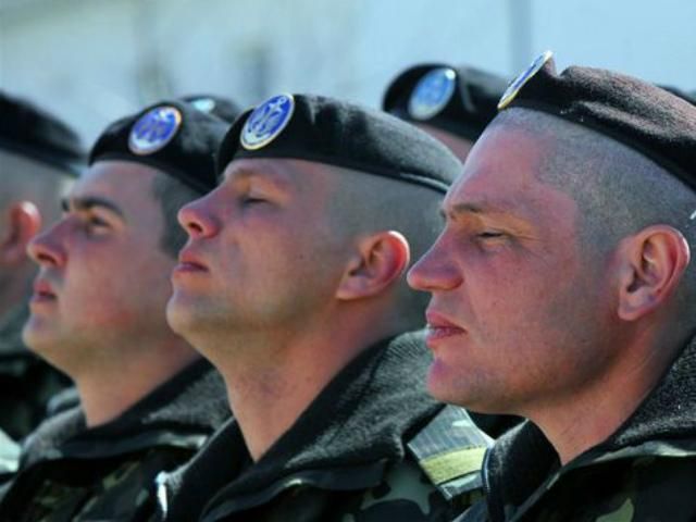 Армію в Україні скоротять удвічі 