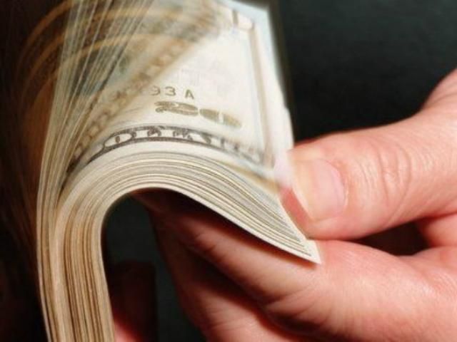 Украинцы массово скупают валюту Украинцы массово скупают валюту