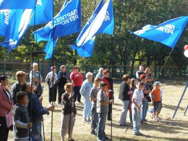 В Луганске за Партию регионов агитировали дети (Фото) В Луганске за Партию регионов агитировали дети (Фото)