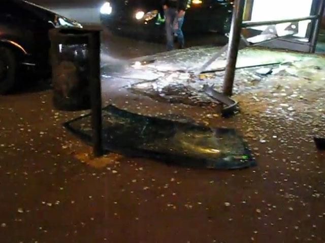 В Одессе "Мерседес" разбил автобусную остановку (Видео)