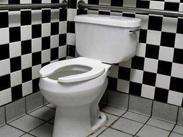 В Николаеве учительница заставила школьника мыть женский туалет В Николаеве учительница заставила школьника мыть женский туалет