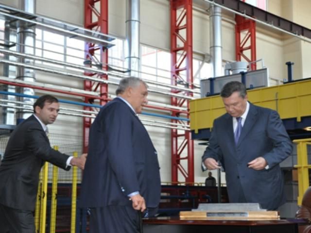 Янукович підписав "бракований" злиток (Фото) Янукович підписав "бракований" злиток (Фото)