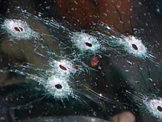 На Донеччині обстріляли автомобіль з двома кандидатами у депутати На Донеччині обстріляли автомобіль з двома кандидатами у депутати