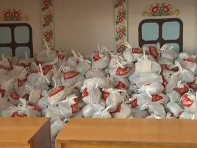 Личный массажист Азарова раздавал пенсионерам пищу (Видео) Личный массажист Азарова раздавал пенсионерам пищу (Видео)