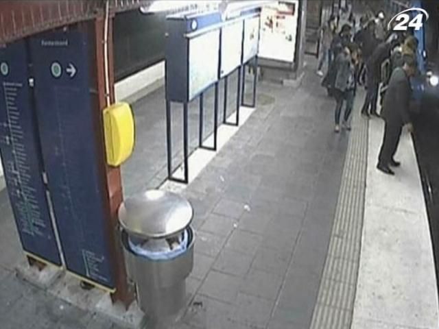 У Швеції пограбували непритомного чоловіка, який упав на колію У Швеції пограбували непритомного чоловіка, який упав на колію