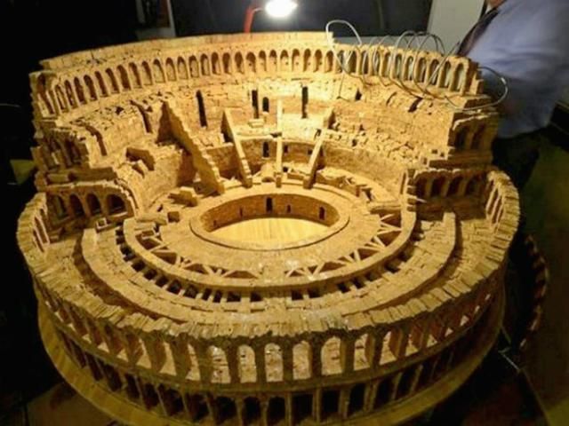 Итальянский пенсионер сделал мини-Колизей из винных пробок (Фото) Итальянский пенсионер сделал мини-Колизей из винных пробок (Фото)