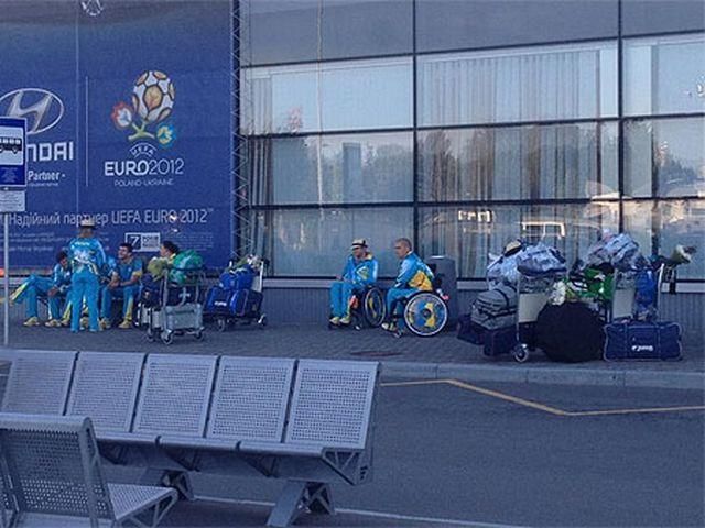 Паралимпийцев встретили с пафосом, но посадили на маршрутки (Фото) Паралимпийцев встретили с пафосом, но посадили на маршрутки (Фото)