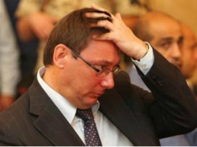 Луценко шитиме в колонії рукавиці зі своїм автографом Луценко шитиме в колонії рукавиці зі своїм автографом