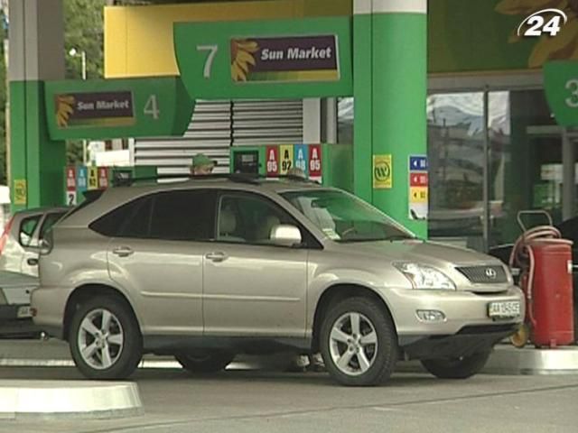 Бензин подорожчав на 10 - 25 копійок Бензин подорожчав на 10 - 25 копійок