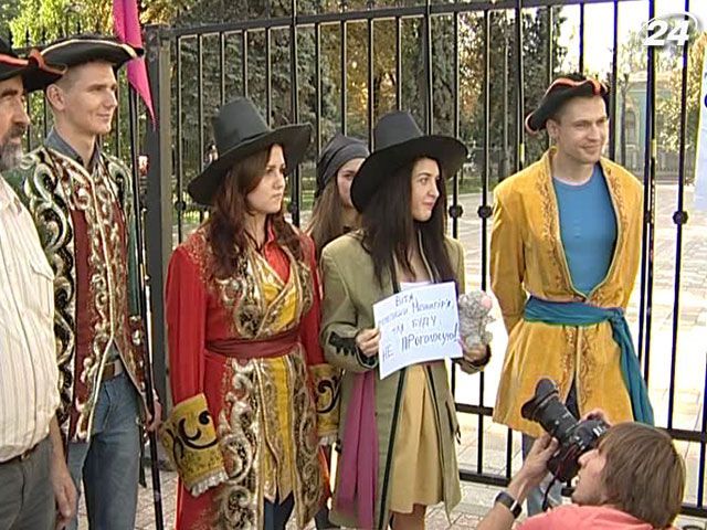 Активісти пожартували: "переписали" на котів паркан під ВР Активісти пожартували: "переписали" на котів паркан під ВР