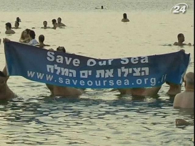 Фотограф организовал массовый заплыв на мертвом море Фотограф организовал массовый заплыв на мертвом море