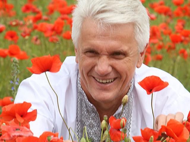 На Рівненщині за Литвина агітують клоуни (Фото) На Рівненщині за Литвина агітують клоуни (Фото)