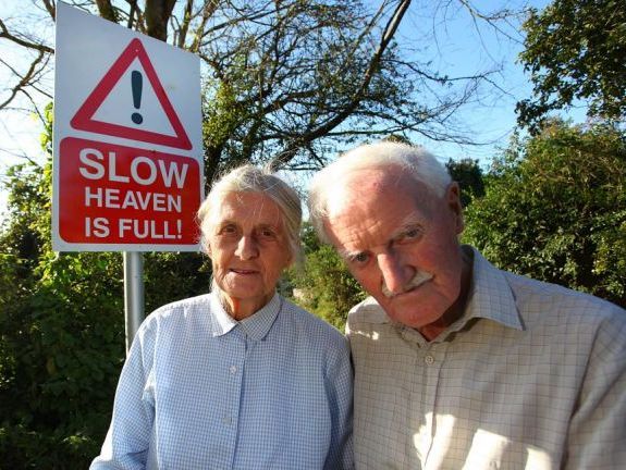Пожилые супруги установили странный дорожный знак