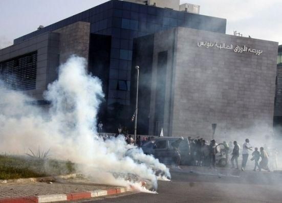 В Тунисе демонстранты пробились в посольство США