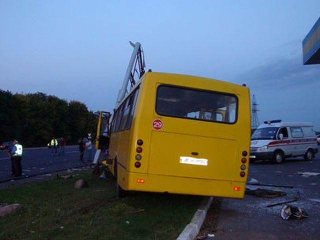 Аварія на трасі Київ-Харків: 26 травмованих Аварія на трасі Київ-Харків: 26 травмованих