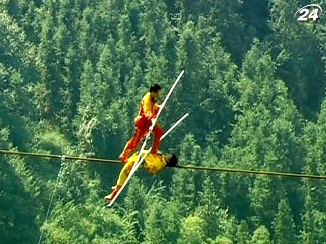 В Китае группа канатоходцев установила мировой рекорд В Китае группа канатоходцев установила мировой рекорд