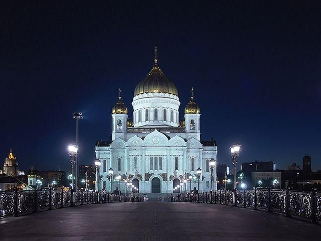 Мужчина облил чернилами икону в храме Христа Спасителя в Москве