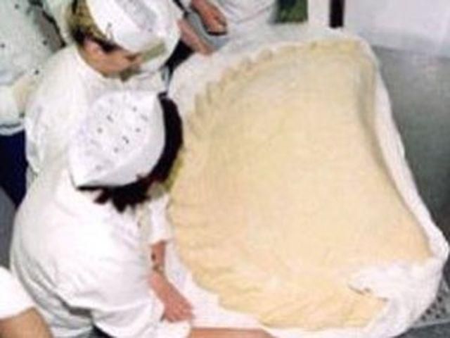 В Луцке слепили гигантский вареник весом 7 килограммов В Луцке слепили гигантский вареник весом 7 килограммов