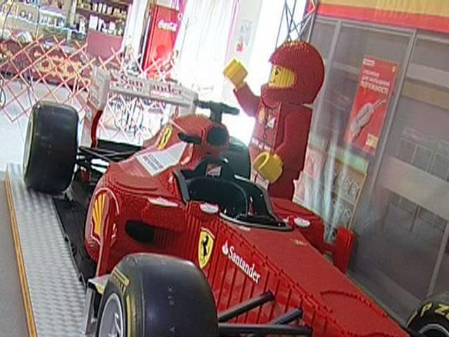 Вперше в Україні виклали болід Ferrari з Lego - від мережі АЗС Shell Вперше в Україні виклали болід Ferrari з Lego - від мережі АЗС Shell