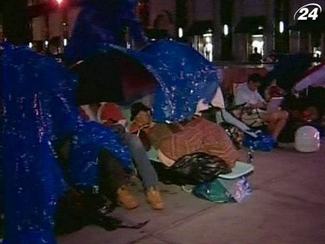 У США перші фанати займають чергу за тиждень до продажу iPhone 5 У США перші фанати займають чергу за тиждень до продажу iPhone 5