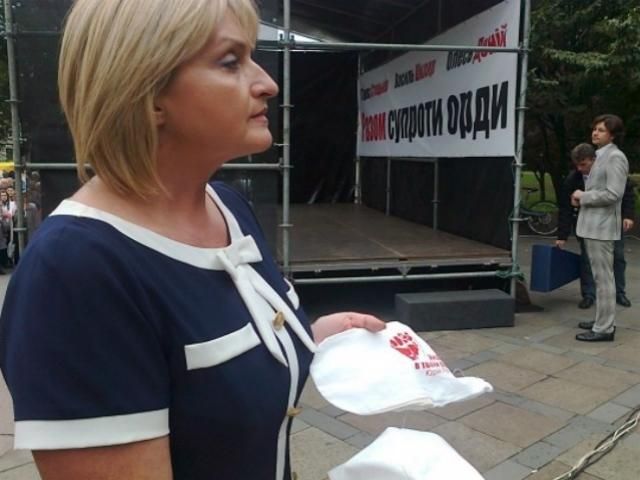 Дружина Луценка показала рукавиці, які пошив її чоловік у тюрмі (Фото) Дружина Луценка показала рукавиці, які пошив її чоловік у тюрмі (Фото)