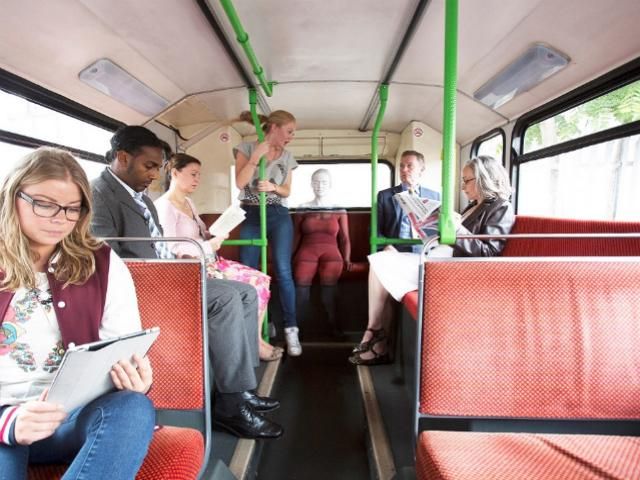 Женщина замаскированная "под город" (Фото) Женщина замаскированная "под город" (Фото)