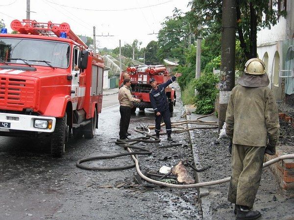 В жилом доме в Одессе сгорело 10 квартир и крыша (Видео) В жилом доме в Одессе сгорело 10 квартир и крыша (Видео)