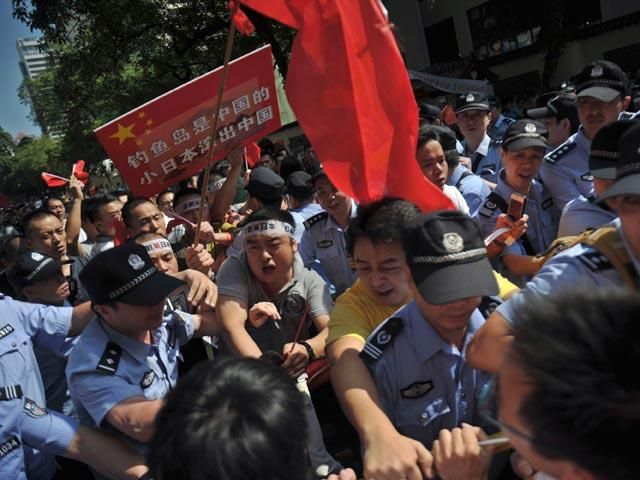 Демонстранты в Пекине пытались прорваться в посольство Японии