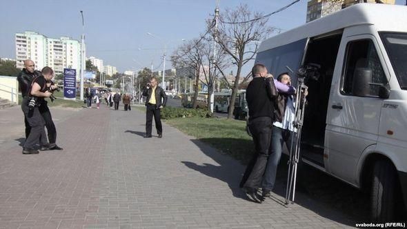 В Беларуси неизвестные задержали журналистов международных изданий (Фото. Видео)