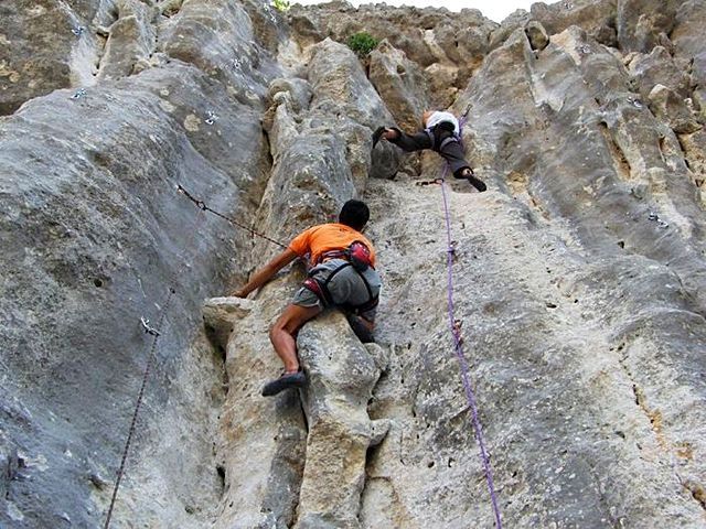 Белоруса со скалы в Крыму снимали спасатели Белоруса со скалы в Крыму снимали спасатели