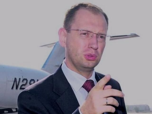 Пассажиры самолета: Яценюк не может вылететь в Одессу из-за Януковича