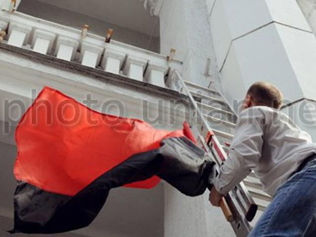 Тернопіль: Депутат видерся на прокуратуру і повісив червоно-чорний прапор