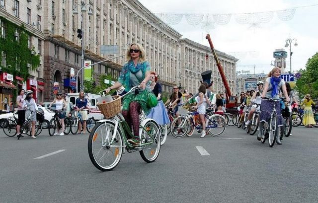 Центр Киева перекроют для велосипедисток в красном