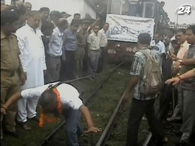 Индиец волосами протянул поезд весом 40 тонн