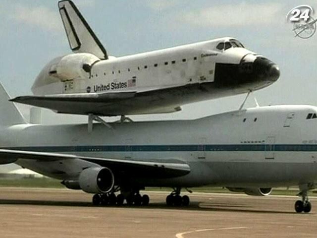 Легендарный космический челнок США отправился на место своей вечной стоянки Легендарный космический челнок США отправился на место своей вечной стоянки