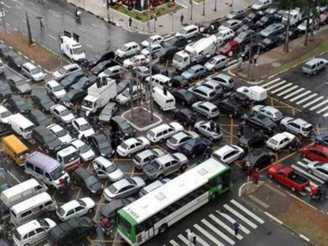 Две аварии парализовали движение в столице Две аварии парализовали движение в столице