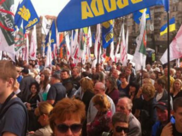 Під Київрадою захищають українську мову (Фото) Під Київрадою захищають українську мову (Фото)