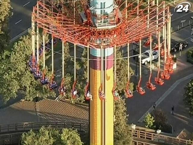 Посетители парка аттракционов в США застряли на 100-метровой высоте Посетители парка аттракционов в США застряли на 100-метровой высоте