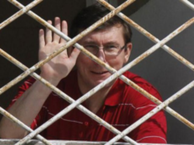 Тюремщики провели трем депутатам "экскурсию" в колонии Луценко Тюремщики провели трем депутатам "экскурсию" в колонии Луценко