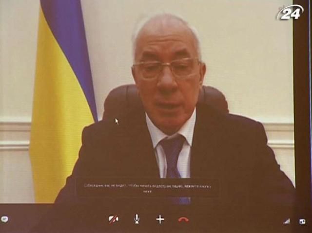 Азаров попытался освоить Skype Азаров попытался освоить Skype