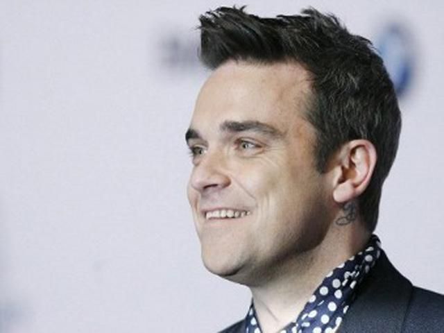 Робби Уильямс показал новорожденную дочь (Фото) Робби Уильямс показал новорожденную дочь (Фото)