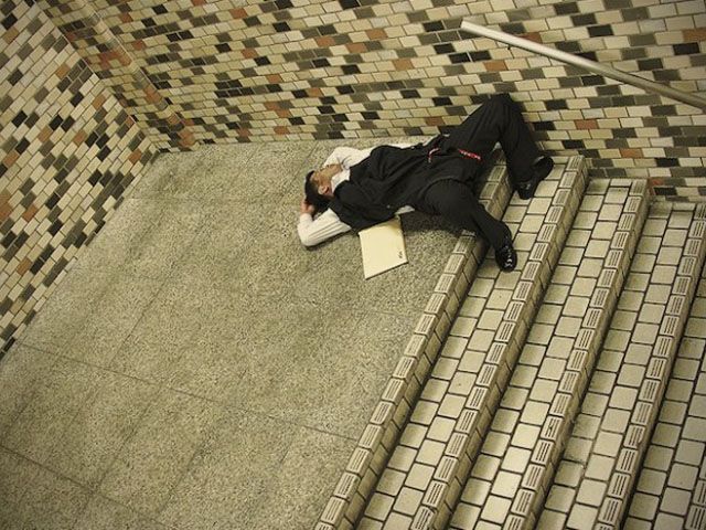 Переутомленные жители Токио засыпают прямо на улице