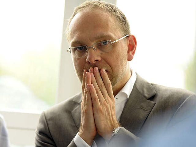 Власенко запропонував заморозити рахунки Януковича Власенко запропонував заморозити рахунки Януковича