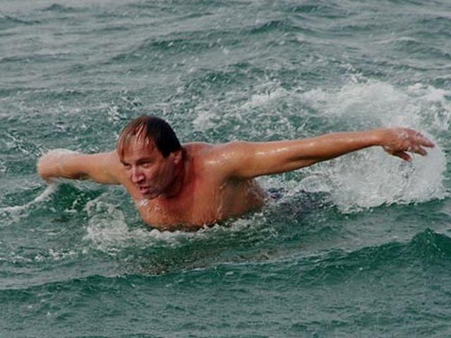 Украинец проплыл из Кипра в Турцию и обратно Украинец проплыл из Кипра в Турцию и обратно