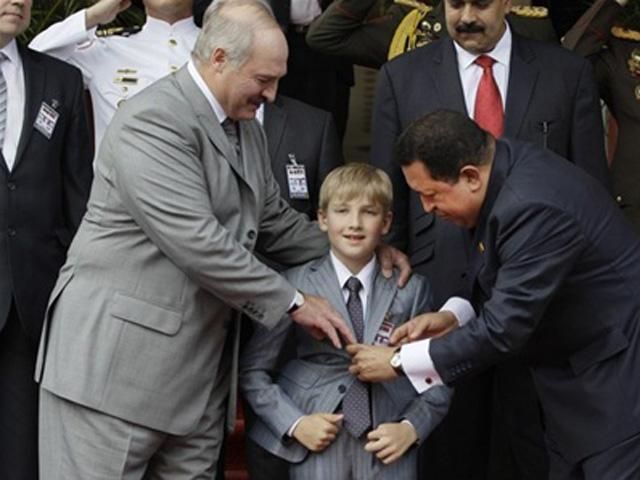 Лукашенко приехал на избирательный участок вместе с младшим сыном