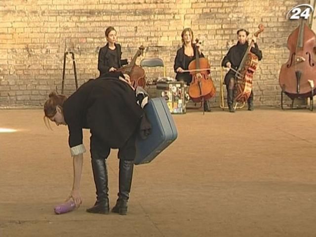 Киевский театр "Дах" сыграл спектакль в заброшенном корпусе завода Киевский театр "Дах" сыграл спектакль в заброшенном корпусе завода